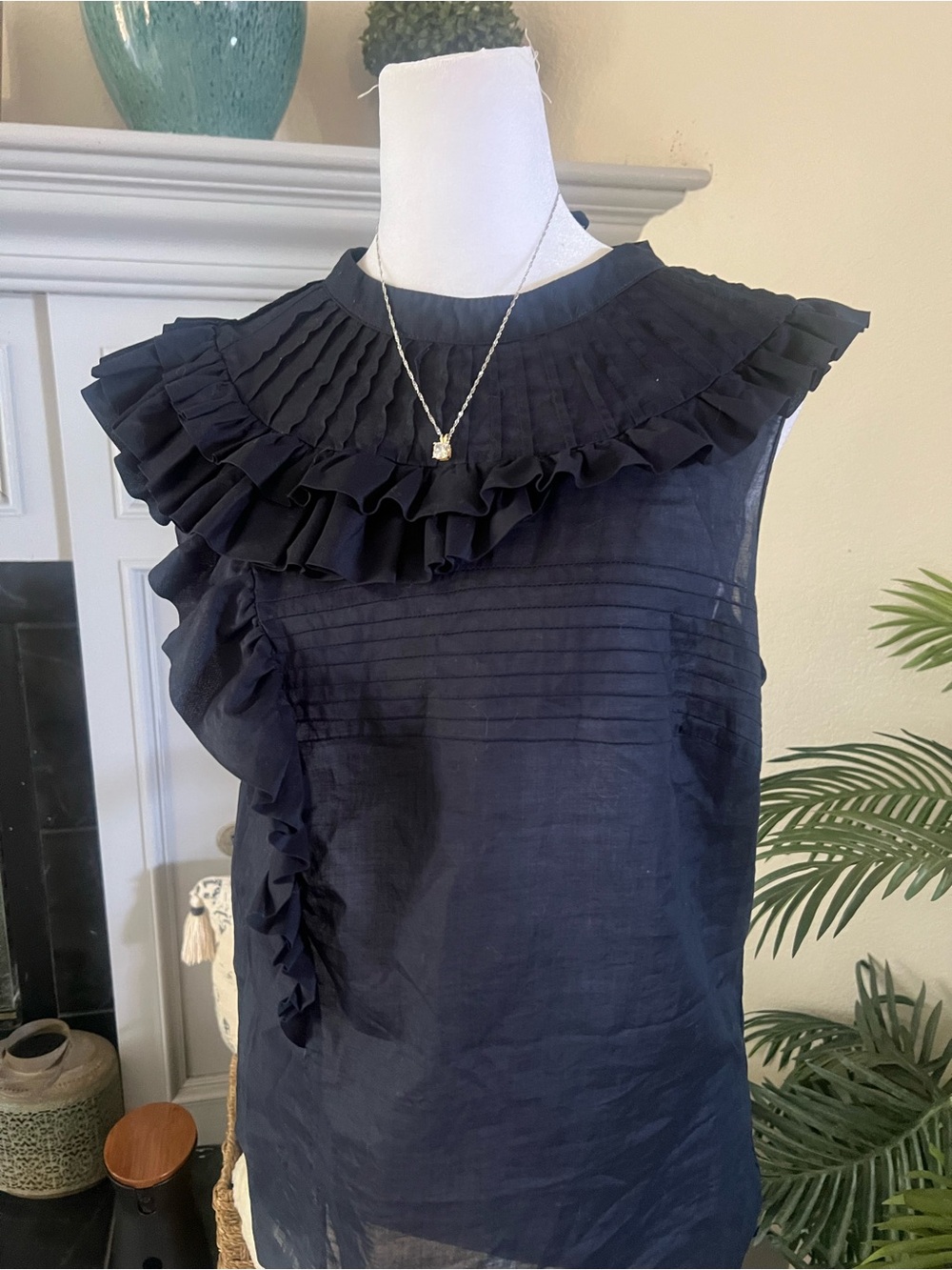 Sisley Navy Ruffle Pintuck Shell Top - Picture 2 of 9